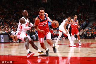 一名扣篮艺 一名扣篮艺