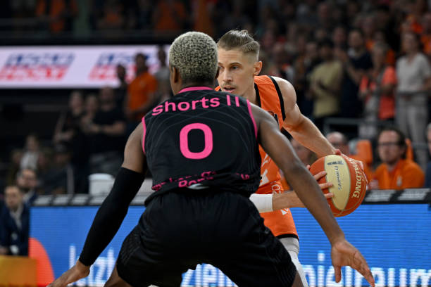 诺伊尔一直 诺伊尔一直